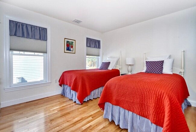 Building Photo - 32 Lagrange St