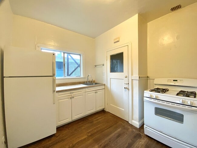 Building Photo - Spacious 1BR w/ Bonus Room! Laundry On Site! PRIVATE GARAGE PARKING!