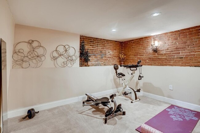Building Photo - High End Remodel Near RiNo