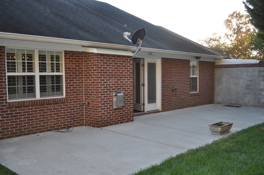 Building Photo - 601 Concord Villas Way