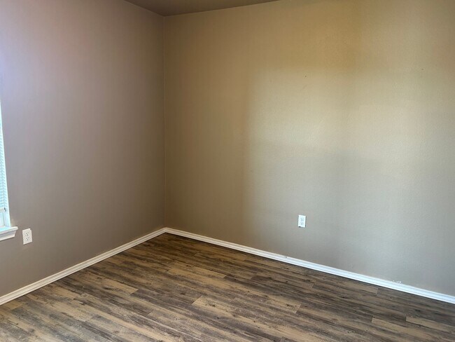 Building Photo - Cute 3 Bedroom 2 Bath Home!
