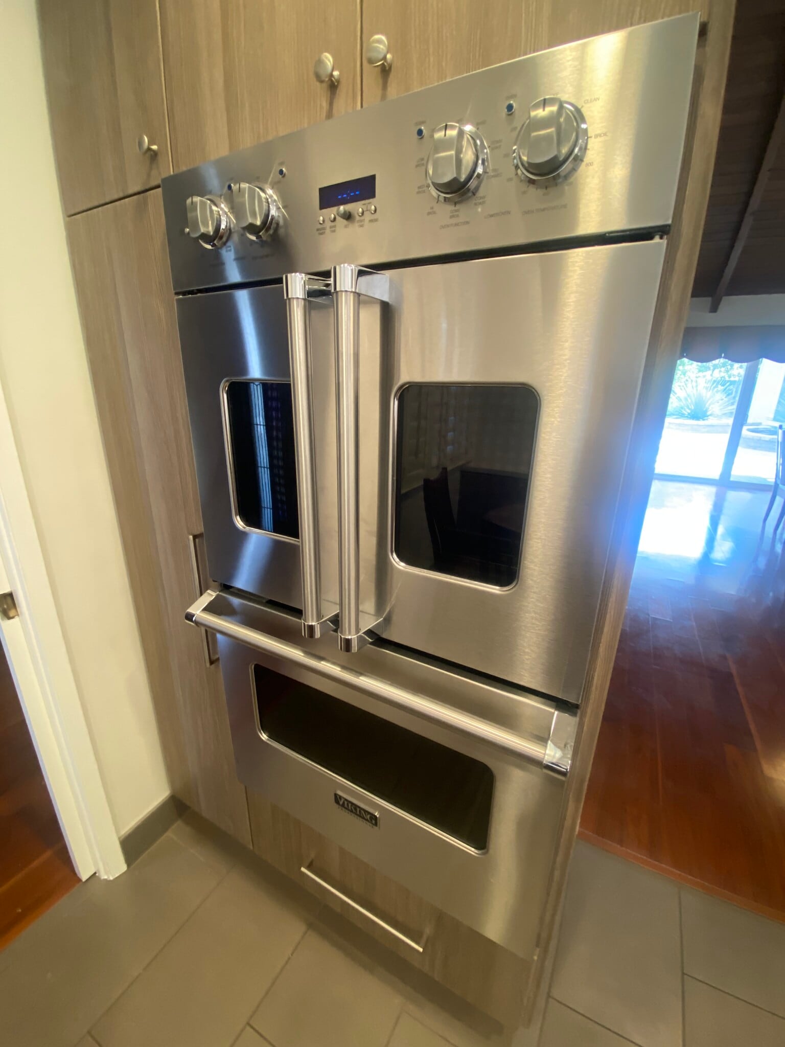 Viking Double Oven - 23552 Kivik St