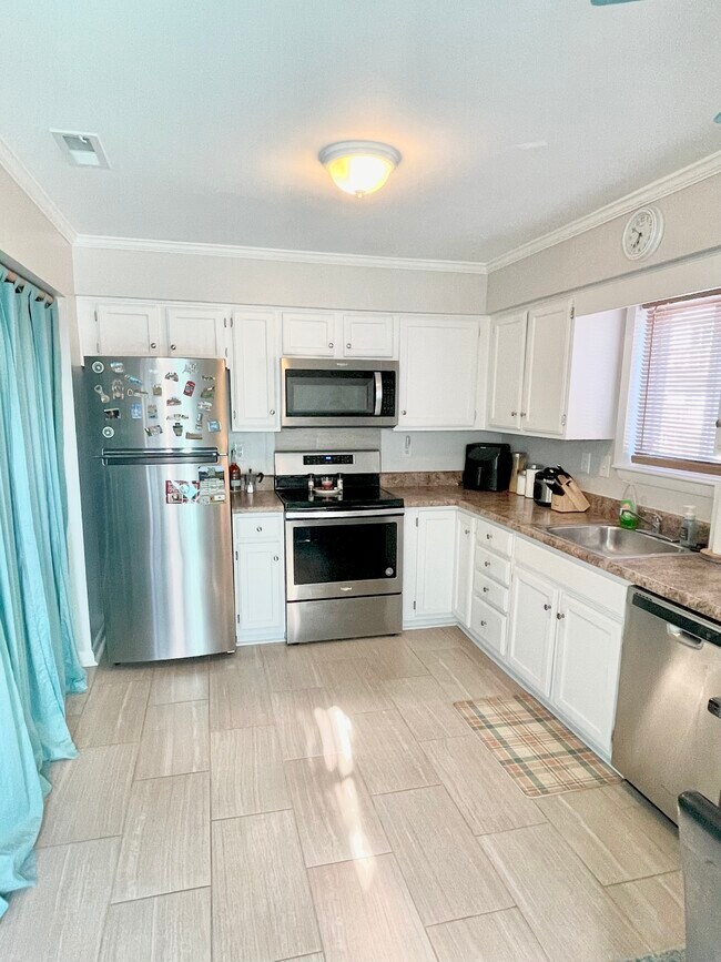 Building Photo - 3720 Pretty Lake Ave