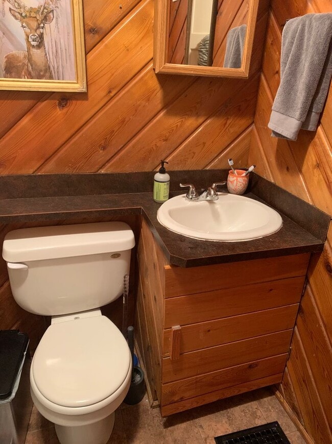 Building Photo - Duluth, MN - 3-bedroom - 2 bathroom - Sing...