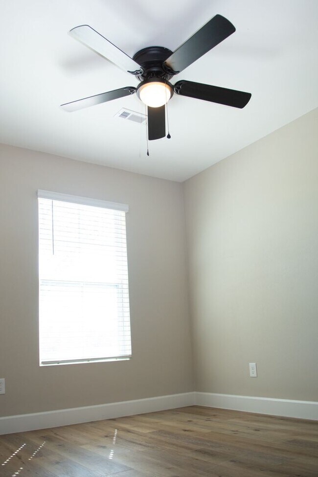 Building Photo - New 3 Bedroom / 2.5 Bathroom Townhome in D...