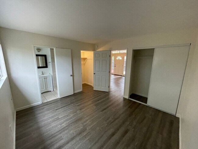 Building Photo - End Unit 2 bedroom, 2 bath Townhouse