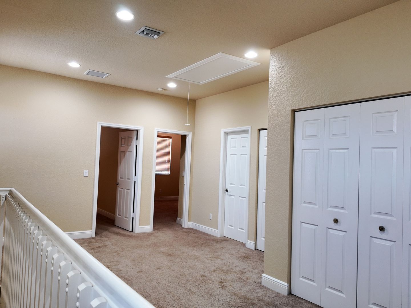 Building Photo - 323 Versailles Ln