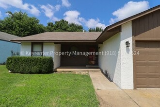 Building Photo - 4902 S Gum Ave