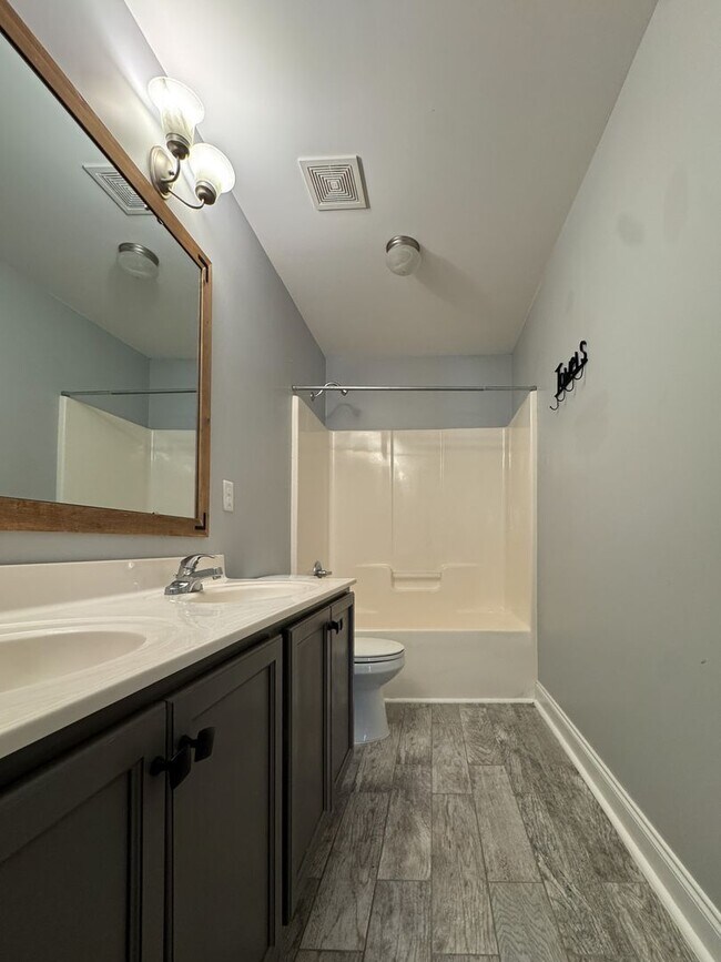 Building Photo - Stunning 4 Bed 2.5 Bath Home in Lexington Plantation