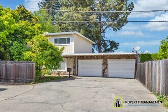 Building Photo - Charming 3-Bed Oasis with 2 Full Baths in Sacramento's Serene Pocket Neighborhood