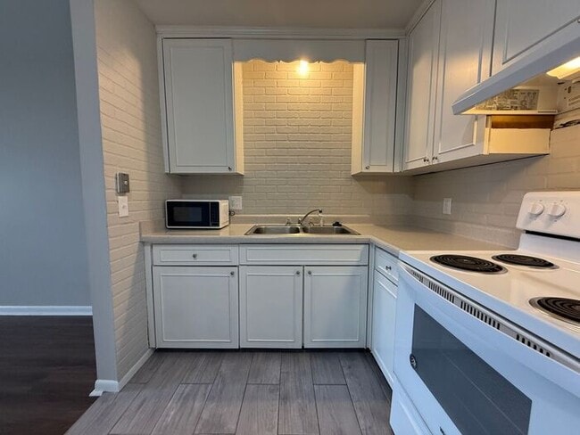 Building Photo - Remodeled 1 Bedroom Apartment!!! Walk to t...