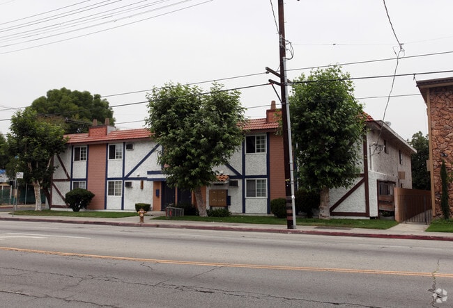 Building Photo - 15865 Vanowen St