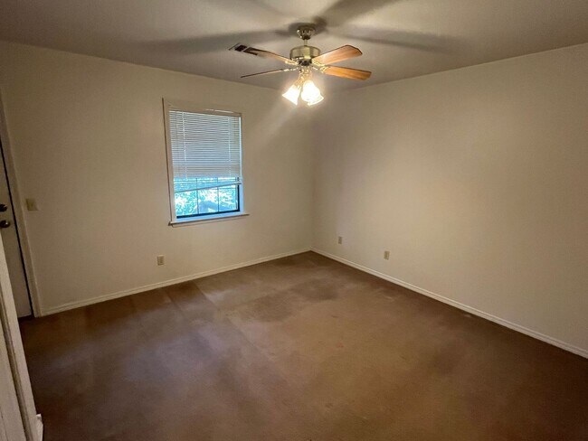 Building Photo - 308 W 16th Ct