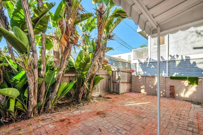 Building Photo - 2 bedroom - Incredible location!