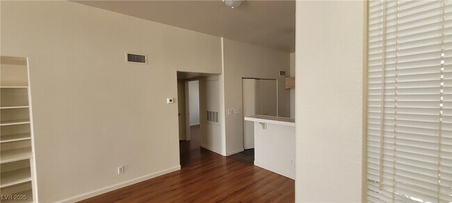 Building Photo - 3125 N Buffalo Dr