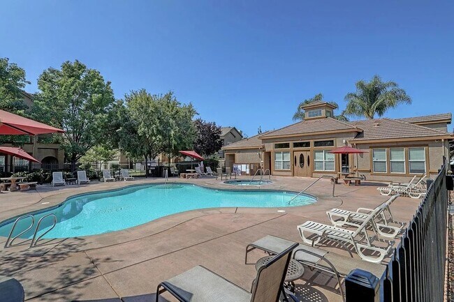 Building Photo - 5350 Dunlay Dr