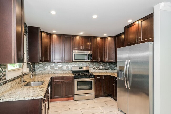 Building Photo - Spacious Single Family Home with backyard ...