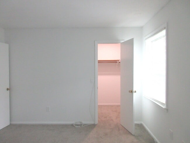 Building Photo - 25 Padanaram Rd