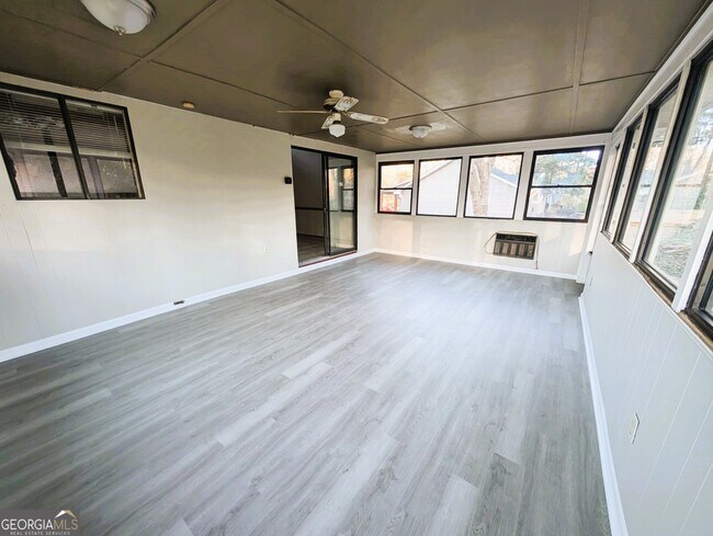 Building Photo - 811 Cedar Lake Dr SE