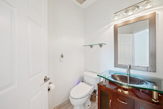 Building Photo - Spacious Waterfront 3-bedroom 3-bath Singl...