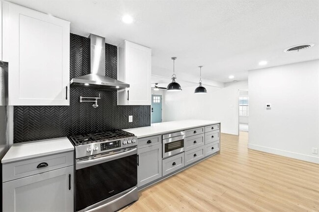 Building Photo - 6906 Twin Crest Dr