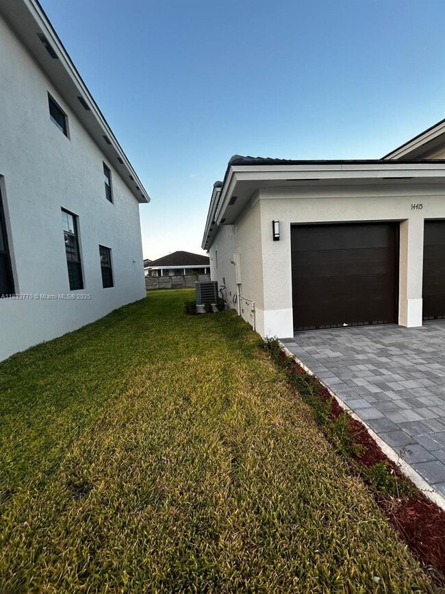 Building Photo - 14415 SW 13th Terrace