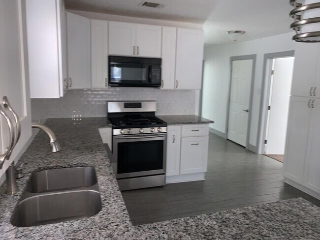 Building Photo - 722 S Winnetka Ave