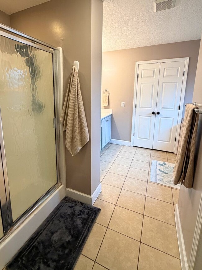 Building Photo - 4/2 with a LARGE fenced in yard!