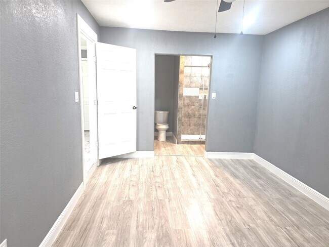 Building Photo - 9330 Chesterfield Dr