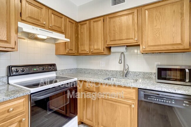 Building Photo - 2405 Arlington Blvd