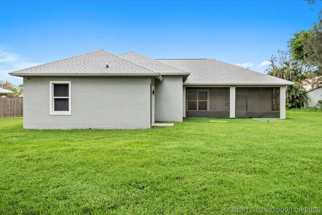 Building Photo - 419 SW Namoit Pl