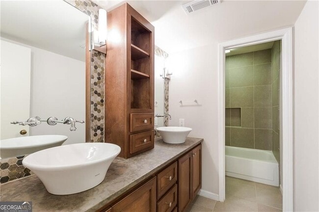 Building Photo - 82 Montre Square NW