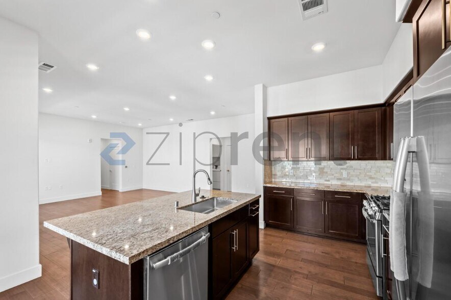 Building Photo - Unit 30