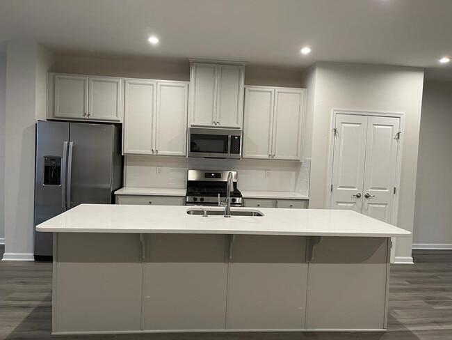 Building Photo - Room in Duplex on Romeria Dr