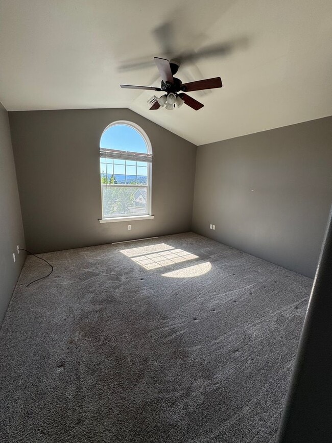 Building Photo - 3 Bedroom 2.5 Bath in Four Seasons HOA