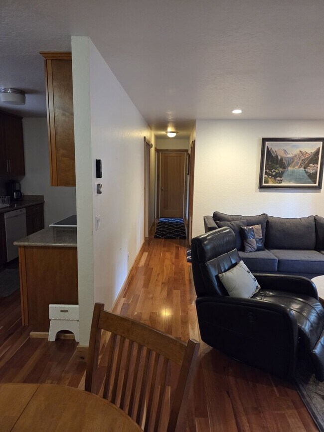 Building Photo - Two bedroom furnished home in a quiet area
