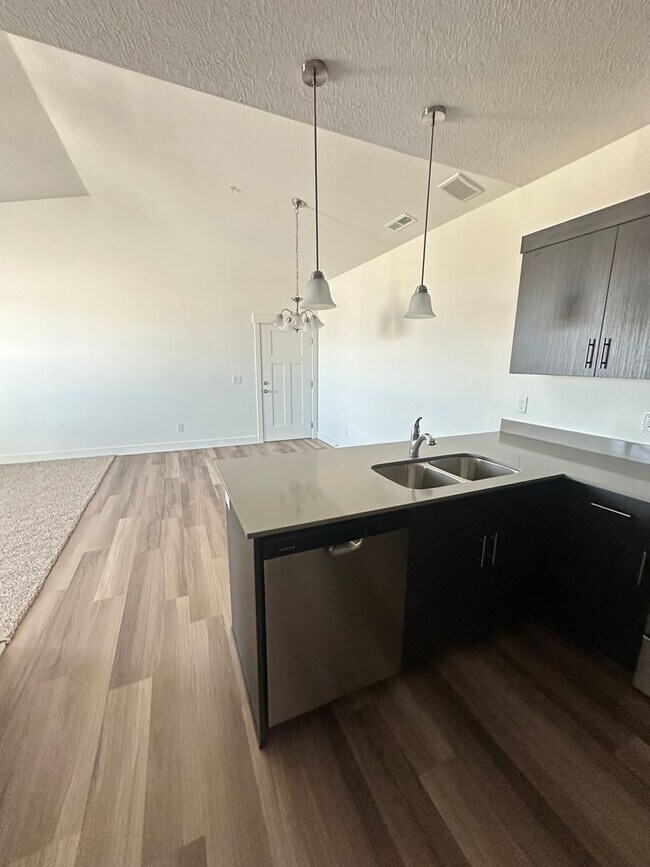 Building Photo - BRAND NEW Condo in Herriman!!!