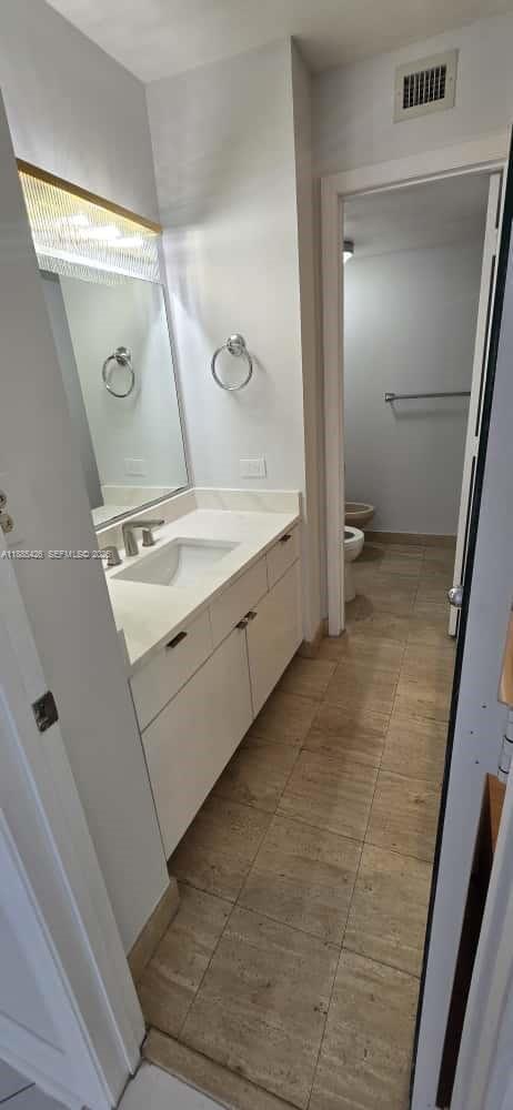 Building Photo - 2843 S Bayshore Dr