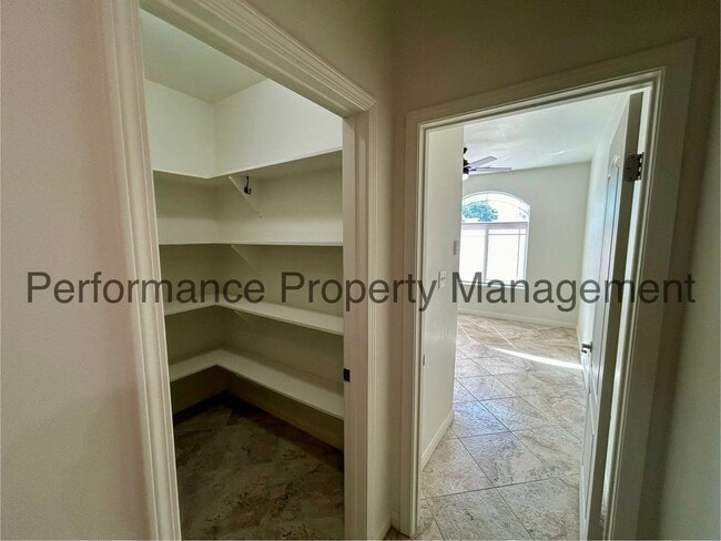 Building Photo - Spacious 4 Bed/2 Bath Home in SW Bakersfie...