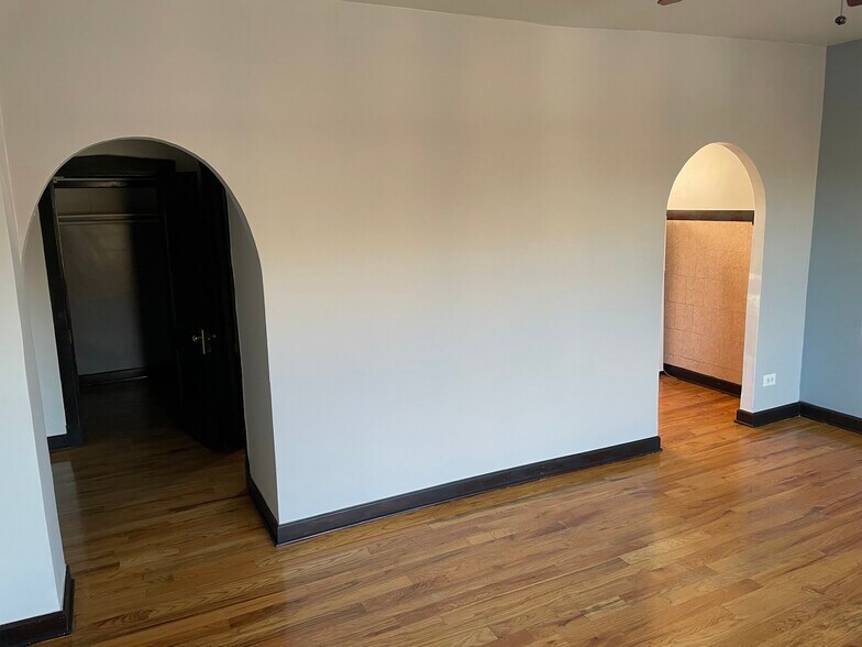 Building Photo - 4019 W Irving Park Rd