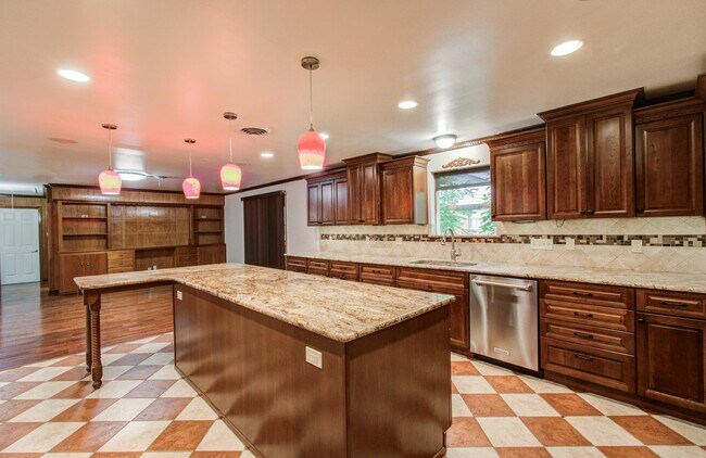 Building Photo - 1722 Front St