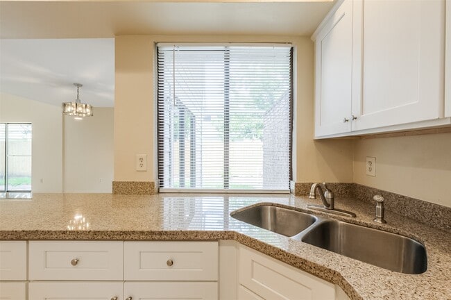 Building Photo - 514 Shady Dale Dr