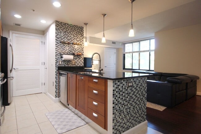 Building Photo - Midtown 1BR Condo