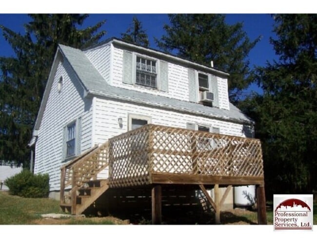 Building Photo - Country Living Near Commuter Routes