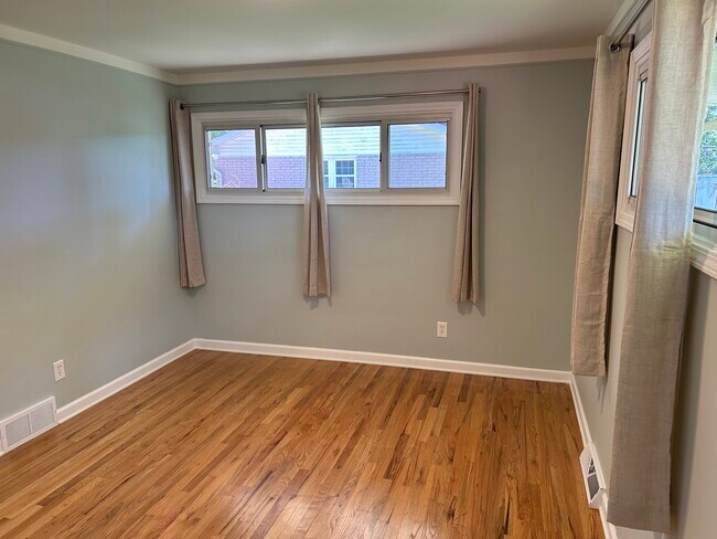 Building Photo - 3754 Hi Villa Dr