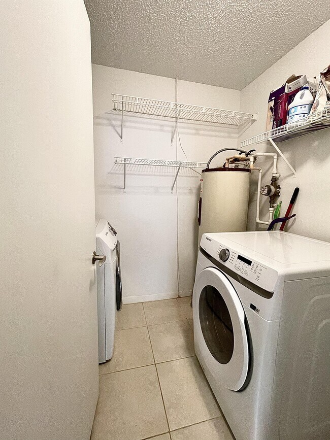 Building Photo - 2516 Grassy Point Dr