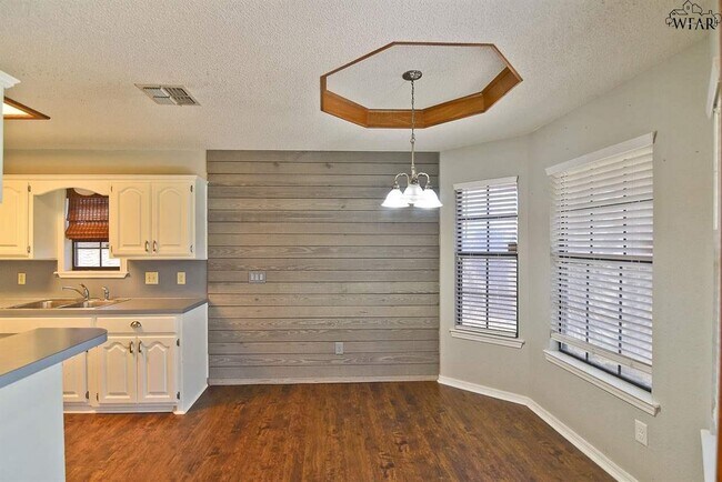 Building Photo - 4618 Sabota Ave