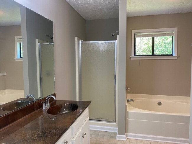 Building Photo - Charming 3-Bedroom Brick Home with Modern ...
