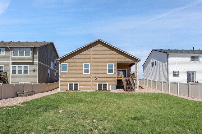 Building Photo - $2,940.95, $300.00 off the first month's rent, 6 Bedrooms, 3 Bathrooms, Single Family Home in Col...