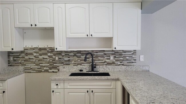 Building Photo - 4948 SW 136th Ave